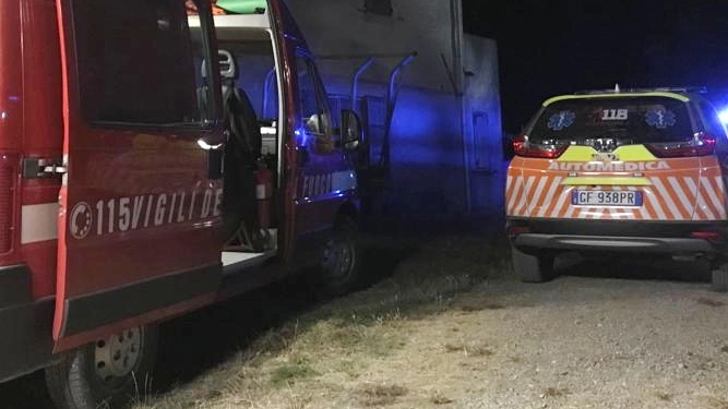 Vigili del fuoco e 118 (foto di repertorio) Vigili del fuoco e 118 (foto di repertorio)