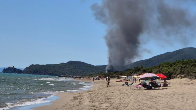 Incendio a Castiglione della Pescaia dentro la pineta di Roccamare, campeggio evacuato