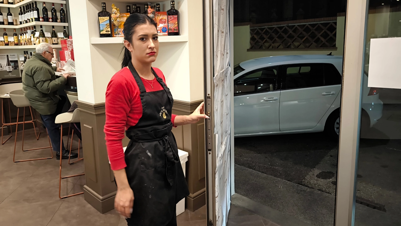 La vetrina della pasticceria Chantilly che è stata sfondata nella notte tra sabato e domenica (foto Attalmi) La vetrina della pasticceria Chantilly che è stata sfondata nella notte tra sabato e domenica (foto Attalmi)
