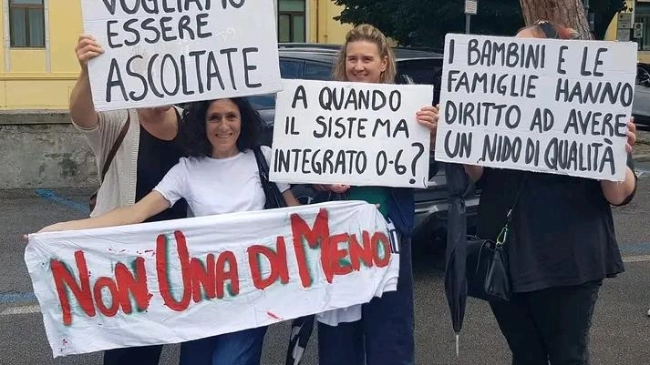 Il presidio effettuato dalle educatrici e dai sindacati a fine giugno davanti al municipio di. piazza Matteotti a causa dei dubbi sul nuovo bando per l’appalto Il presidio effettuato dalle educatrici e dai sindacati a fine giugno davanti al municipio di. piazza Matteotti a causa dei dubbi sul nuovo bando per l’appalto