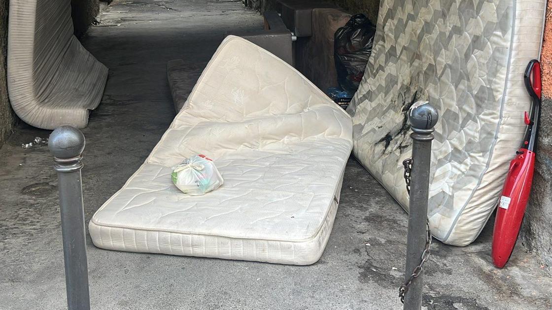 Rifiuti lasciati in centro. Mini: "Ecco l’integrazione tanto amata dai sinistroidi" Rifiuti lasciati in centro. Mini: "Ecco l’integrazione tanto amata dai sinistroidi"