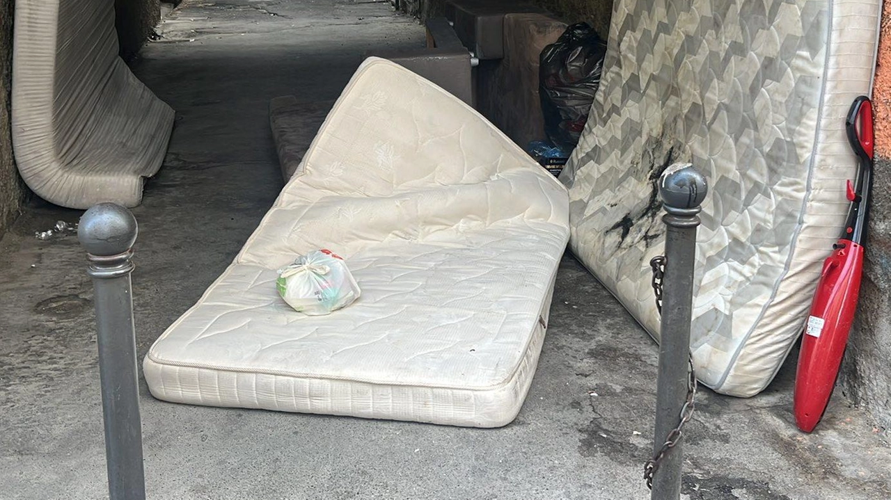 Rifiuti ingombranti abbandonati di domenica mattina in uno dei chiassi del centro storico di Castelfranco Rifiuti ingombranti abbandonati di domenica mattina in uno dei chiassi del centro storico di Castelfranco