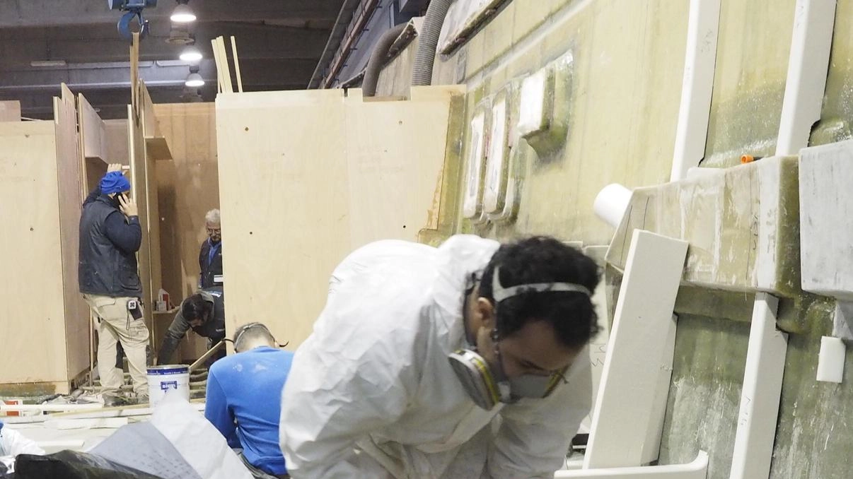 Operatore al lavoro in un cantiere navale (immagine di archivio) Operatore al lavoro in un cantiere navale (immagine di archivio)