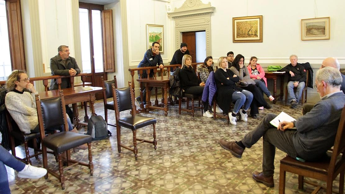 La riunione dei genitori in Comune che risale allo scorso anno, quando incontrarono il sindaco Luca Marmo e l’assessore Roberto Rimediotti La riunione dei genitori in Comune che risale allo scorso anno, quando incontrarono il sindaco Luca Marmo e l’assessore Roberto Rimediotti