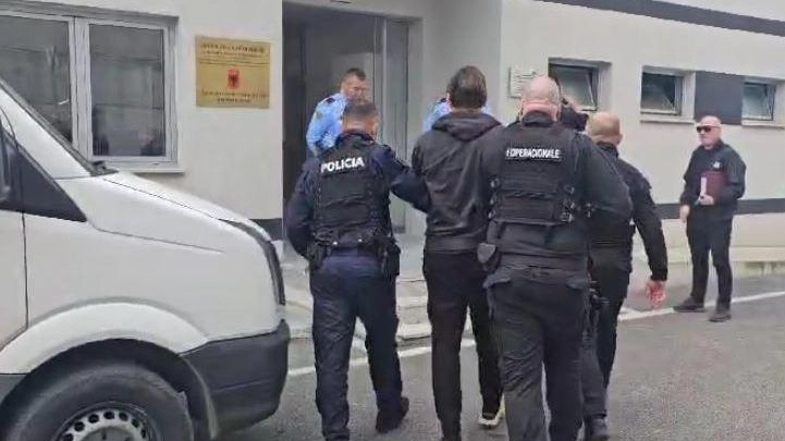Davide Pecorelli appena arrivato in Albania viene portato nel carcere di Tirana Davide Pecorelli appena arrivato in Albania viene portato nel carcere di Tirana