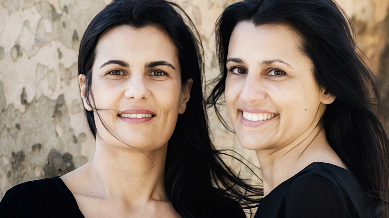 Il Duo Gazzana, composto dalle sorelle Natascia e Raffaella, si esibirà al Festival di Musica Classica di Castiglione del Lago. Con una formazione internazionale e una passione per le arti, promettono un concerto di alta qualità e coinvolgente. Il Duo Gazzana, composto dalle sorelle Natascia e Raffaella, si esibirà al Festival di Musica Classica di Castiglione del Lago. Con una formazione internazionale e una passione per le arti, promettono un concerto di alta qualità e coinvolgente.