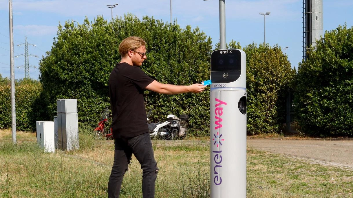 La mozione presentata a Scandicci chiede al Comune di predisporre un piano per installare almeno 50 punti di ricarica per veicoli elettrici, coprendo l'intero territorio comunale per favorire l'uso di auto elettriche da parte dei cittadini. La mozione presentata a Scandicci chiede al Comune di predisporre un piano per installare almeno 50 punti di ricarica per veicoli elettrici, coprendo l'intero territorio comunale per favorire l'uso di auto elettriche da parte dei cittadini.