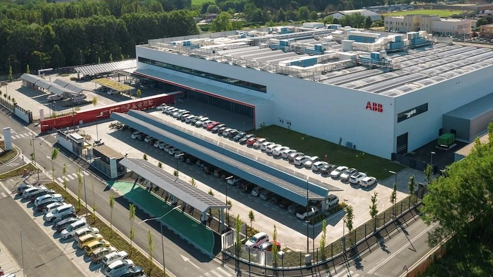 Lo stabilimento Abb di San Giovanni. Ieri l’incontro in Regione Toscana convocato dal consigliere per il lavoro e le crisi aziendali, Valerio Fabiani Lo stabilimento Abb di San Giovanni. Ieri l’incontro in Regione Toscana convocato dal consigliere per il lavoro e le crisi aziendali, Valerio Fabiani