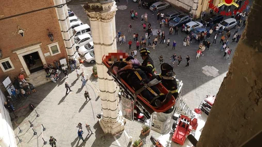 I Vigili del fuoco del comando di Siena, attivati dal 118, sono intervenuti ieri mattina intorno alle 12.25 per soccorrere... I Vigili del fuoco del comando di Siena, attivati dal 118, sono intervenuti ieri mattina intorno alle 12.25 per soccorrere...