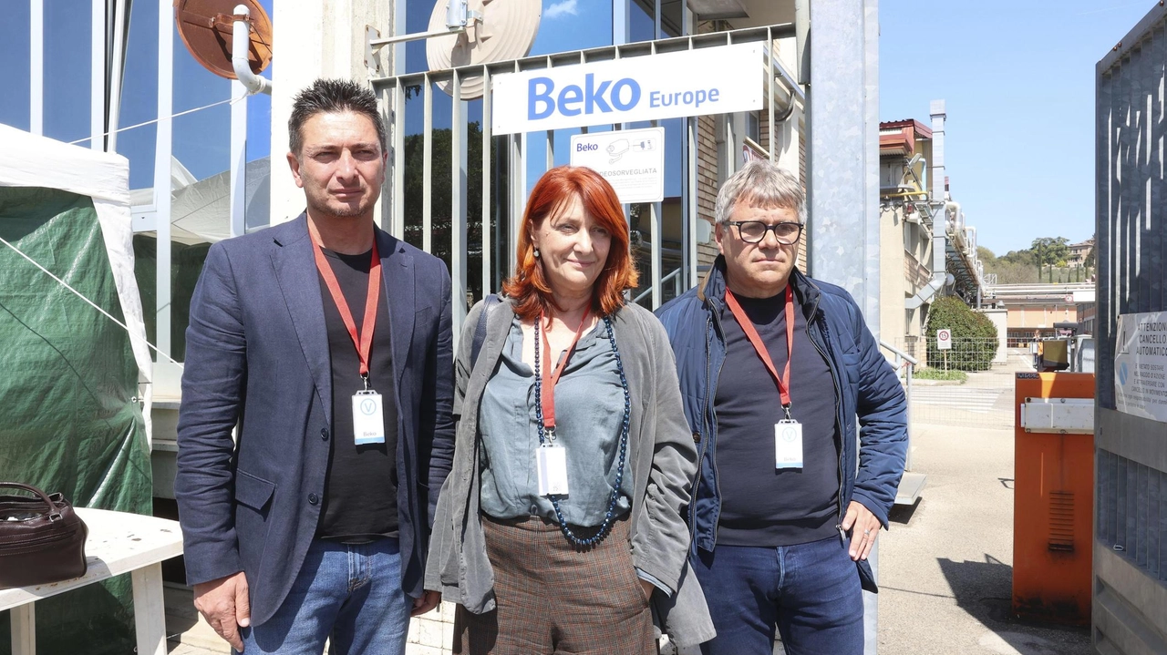 La segretaria nazionale di Fiom Cgil Barbara Tibaldi, con i sindacalisti. senesi Cesarano e. Martini
