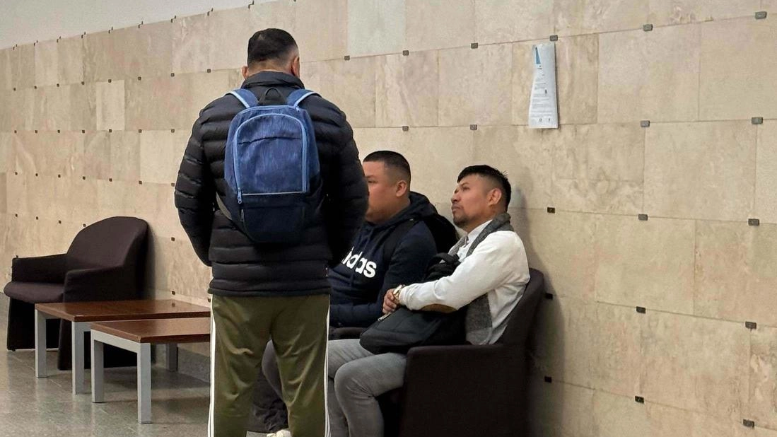 Lo zio di Kata, Abel, seduto, aspetta l’inizio dell’udienza