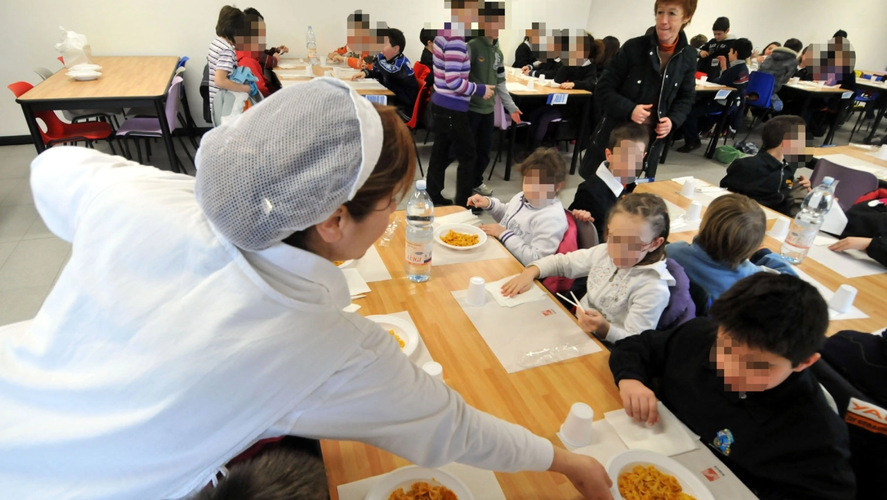Bambini a mensa (Foto di repertorio) Bambini a mensa (Foto di repertorio)