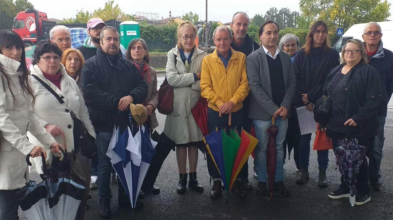 Il gruppo di cittadini che protesta contro l’antenna Il gruppo di cittadini che protesta contro l’antenna