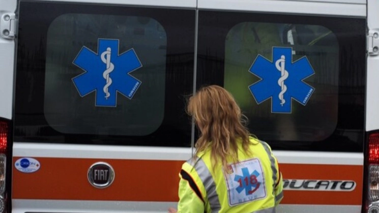 Ambulanza (immagine di repertorio, foto Ansa)
