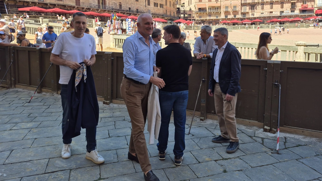Il decano dei capitani Alessandro Toscano in piazza
