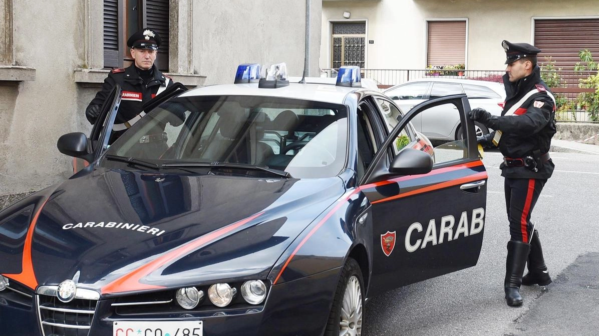 I carabinieri stanno indagando per cercare di ricostruire cosa è accaduto nell’abitazione del 37enne che è stato trovato nella sua camera I carabinieri stanno indagando per cercare di ricostruire cosa è accaduto nell’abitazione del 37enne che è stato trovato nella sua camera