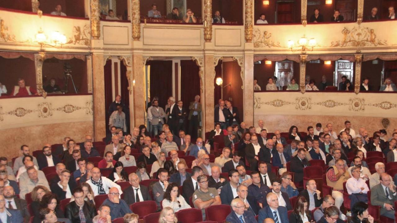 A sinistra il Teatro della Pergola di Firenze. A fianco, la sindaca del capoluogo toscano Sara Funaro A sinistra il Teatro della Pergola di Firenze. A fianco, la sindaca del capoluogo toscano Sara Funaro