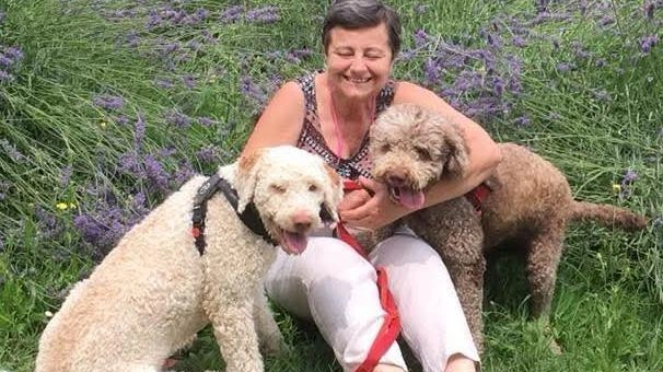Una bella immagine di Carla Boschi con i suoi cani, era nata il 22 aprile del 1957,. aveva lavorato a lungo a Montale e da dieci anni abitava a Casore del Monte Una bella immagine di Carla Boschi con i suoi cani, era nata il 22 aprile del 1957,. aveva lavorato a lungo a Montale e da dieci anni abitava a Casore del Monte