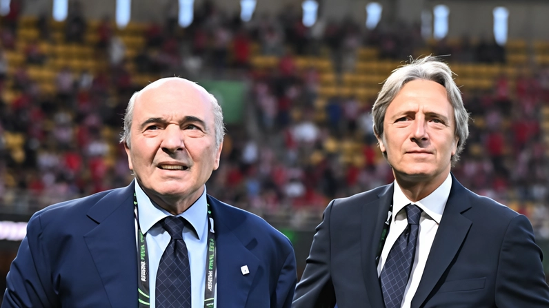 Il presidente Rocco Commisso, con il direttore generale Alessandro Ferrari: «Hanno dimostrato (riferendosi anche al dt Pradè, ndr) dedizione e legame a questi colori». Il presidente Rocco Commisso, con il direttore generale Alessandro Ferrari: «Hanno dimostrato (riferendosi anche al dt Pradè, ndr) dedizione e legame a questi colori».