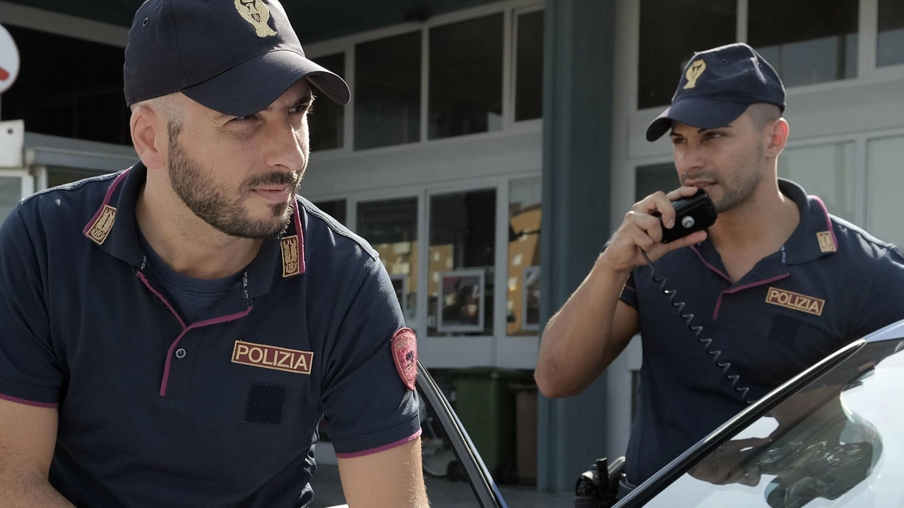 Raffica di arresti e perquisizioni nell’ambito dell’inchiesta della procura di Pistoia. La droga, venduta a 25.000 euro al chilo, serviva a rifornire gli spacciatori anche sulla piazza pratese. Sequestro da due milioni . Raffica di arresti e perquisizioni nell’ambito dell’inchiesta della procura di Pistoia. La droga, venduta a 25.000 euro al chilo, serviva a rifornire gli spacciatori anche sulla piazza pratese. Sequestro da due milioni .