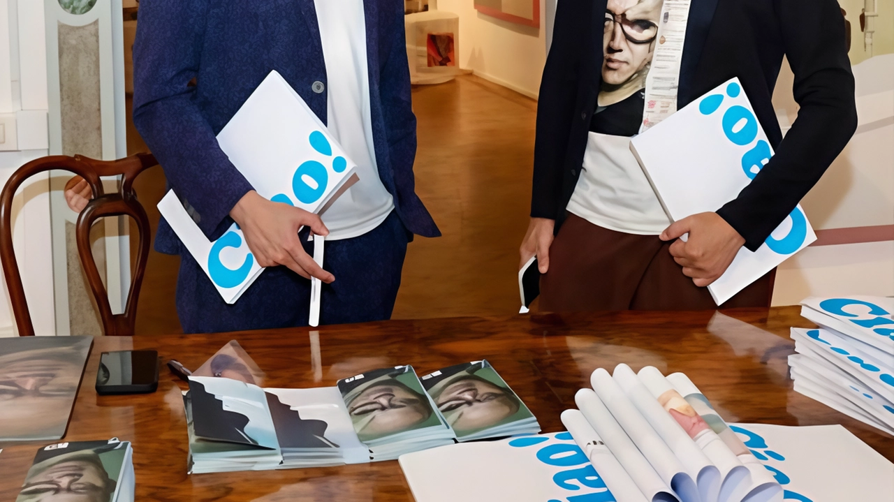 I due iconici artisti cinesi, Yang Su e Ming Cai, protagonisti della mostra che si inaugura oggi nel Salone degli Svizzeri a Palazzo Ducale. Sotto Marco Gianfranceschi, uno degli ideatori della mostra reduce da un grande successo a Venezia I due iconici artisti cinesi, Yang Su e Ming Cai, protagonisti della mostra che si inaugura oggi nel Salone degli Svizzeri a Palazzo Ducale. Sotto Marco Gianfranceschi, uno degli ideatori della mostra reduce da un grande successo a Venezia