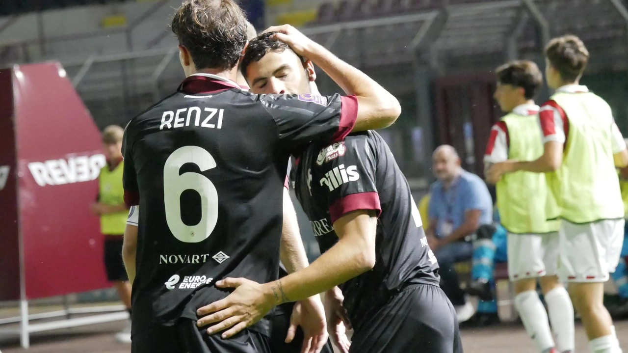 L’abbraccio di Renzi a Tavernelli, autore dei gol vittoria ieri sera al Comunale L’abbraccio di Renzi a Tavernelli, autore dei gol vittoria ieri sera al Comunale
