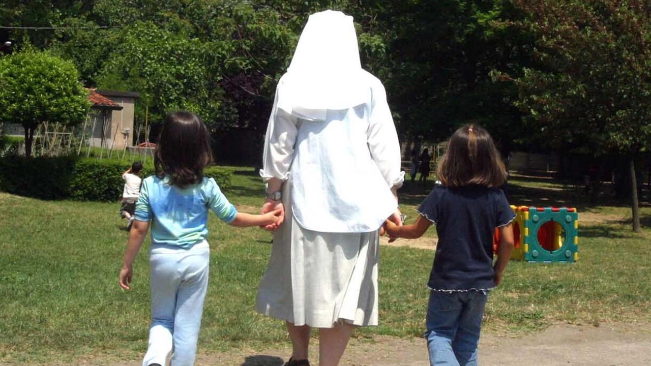Una suora con due bambini (Foto di repertorio)