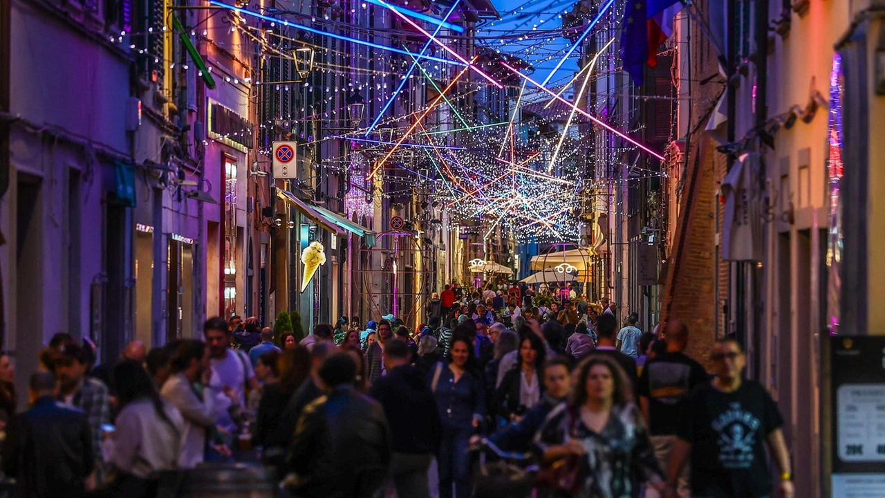 Un momento dell’inaugurazione dell’evento che ha portato svariate centinaia di visitatori. in centro storico fino al clou raggiunto con il concerto di Ivana Spagna (Gasperini/FotocronacheGermogli) Un momento dell’inaugurazione dell’evento che ha portato svariate centinaia di visitatori. in centro storico fino al clou raggiunto con il concerto di Ivana Spagna (Gasperini/FotocronacheGermogli)