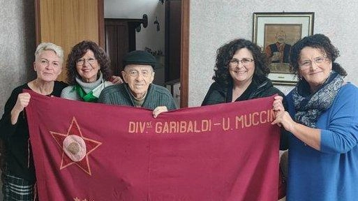 Il ricordo della resistenza e della Liberazione nelle parole del partigiano Sirio. Domenico Simonelli, uno degli ultimi partigiani della brigata... Il ricordo della resistenza e della Liberazione nelle parole del partigiano Sirio. Domenico Simonelli, uno degli ultimi partigiani della brigata...