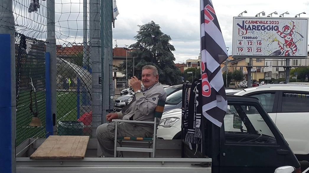 Marco Fornaciari, per tutti «Lo Svizzero», sul cassone dell’Ape da cui assisteva alle partite del Viareggio Marco Fornaciari, per tutti «Lo Svizzero», sul cassone dell’Ape da cui assisteva alle partite del Viareggio