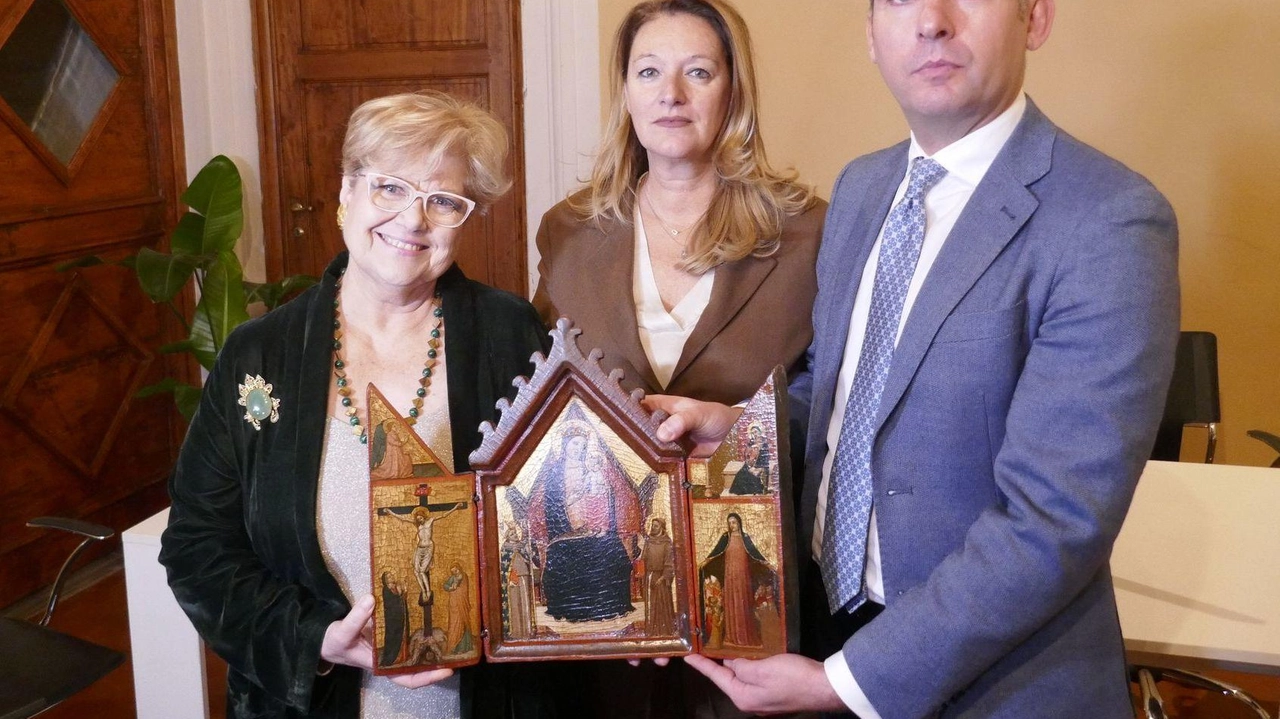Diana Toccafondi, la sindaca Ilaria Bugetti e Flavio Gianassi mostrano l’opera del Maestro di Mezzana Diana Toccafondi, la sindaca Ilaria Bugetti e Flavio Gianassi mostrano l’opera del Maestro di Mezzana