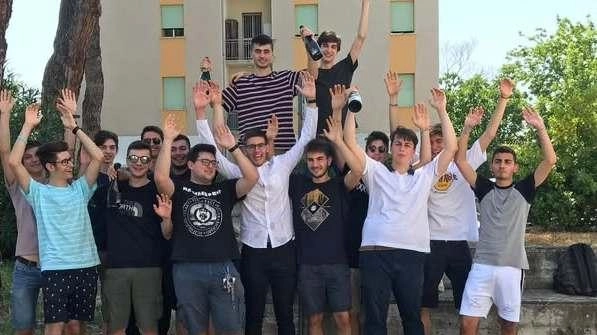 Alcuni studenti festeggiano l’esito della maturità foto d’archivio