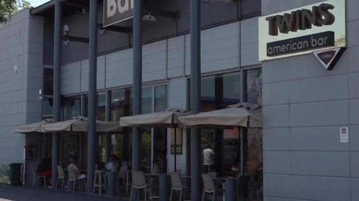 L’esterno del bar Twins di Navacchio I banditi hanno sfondato la porta a vetri con un tombino L’esterno del bar Twins di Navacchio I banditi hanno sfondato la porta a vetri con un tombino