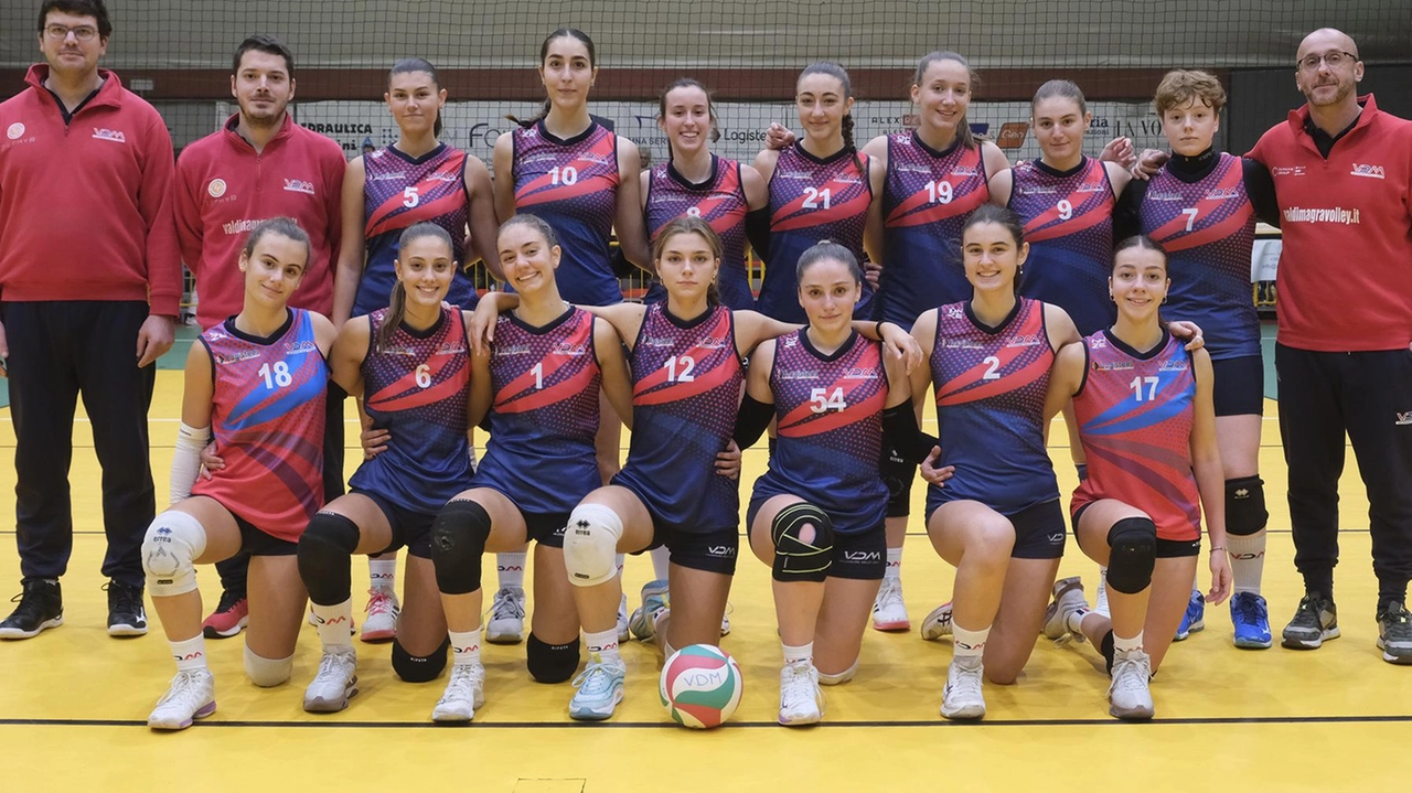 Una formazione del Volley Santo Stefano: la squadra. allenata da coach Ferraro ha vinto sul campo della Normac Genova (foto Pasquali) Una formazione del Volley Santo Stefano: la squadra. allenata da coach Ferraro ha vinto sul campo della Normac Genova (foto Pasquali)