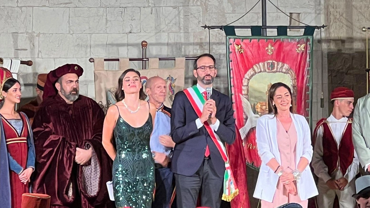 Il Palio dei Quartieri a Nocera Umbra ha preso il via con il corteo storico di Borgo San Martino. L'evento, celebrato come esempio di identità locale ritrovata, ha visto la partecipazione di autorità e la valorizzazione delle rievocazioni storiche. Il Palio dei Quartieri a Nocera Umbra ha preso il via con il corteo storico di Borgo San Martino. L'evento, celebrato come esempio di identità locale ritrovata, ha visto la partecipazione di autorità e la valorizzazione delle rievocazioni storiche.