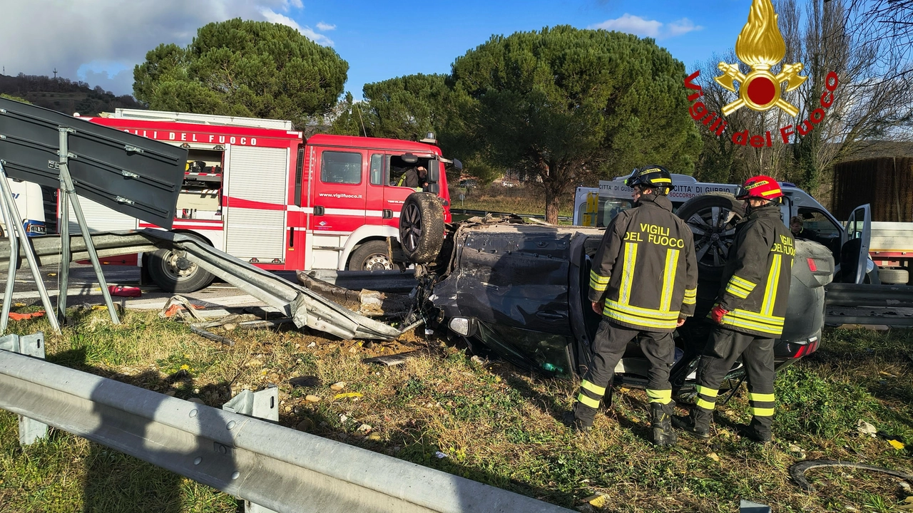 L'auto coinvolta nell'incidente e l'intervento dei vigili del fuoco