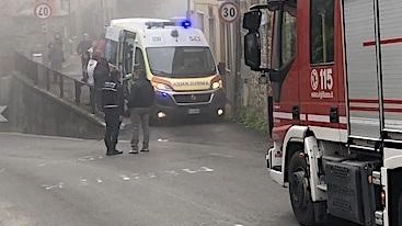 Ennesimo incidente a Casaglia, sempre nello stesso punto critico del tratto stradale Un’auto con a bordo un ventenne che stava tornando dalle lezioni all’Università ha perso il controllo e. si è ribaltata Sul posto anche i vigili del fuoco Ennesimo incidente a Casaglia, sempre nello stesso punto critico del tratto stradale Un’auto con a bordo un ventenne che stava tornando dalle lezioni all’Università ha perso il controllo e. si è ribaltata Sul posto anche i vigili del fuoco