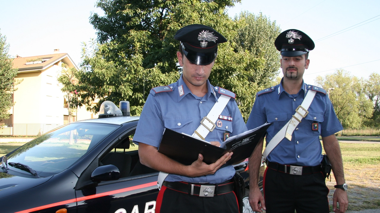 I carabinieri indagano sulla truffa a una coppia di anziani (foto di archivio) I carabinieri indagano sulla truffa a una coppia di anziani (foto di archivio)
