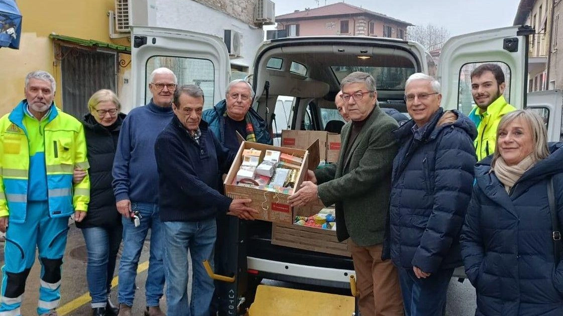 Il sindaco Bruno Murzi, insieme al consigliere delegato alle politiche sociali Duilio Maggi, ha partecipato nella sede dell’associazione Azzurra alla consegna speciale dei pacchi di Natale Il sindaco Bruno Murzi, insieme al consigliere delegato alle politiche sociali Duilio Maggi, ha partecipato nella sede dell’associazione Azzurra alla consegna speciale dei pacchi di Natale