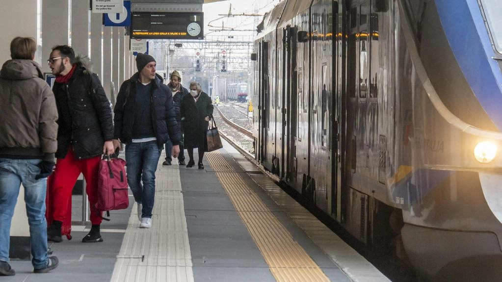 Dopo i disservizi che hanno colpito la rete ferroviaria lunedì arriva l’ira della politica e del comitato pendolari Dopo i disservizi che hanno colpito la rete ferroviaria lunedì arriva l’ira della politica e del comitato pendolari