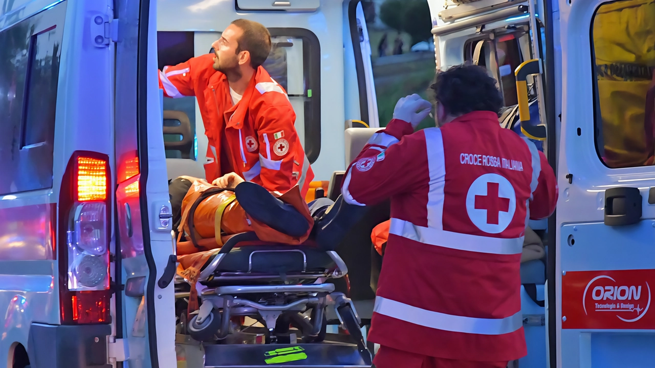 A dare in escandescenza sono stati un cittadino cinese, che ha sfondato una porta a vetri, e un italiano che ha assalito i sanitari A dare in escandescenza sono stati un cittadino cinese, che ha sfondato una porta a vetri, e un italiano che ha assalito i sanitari