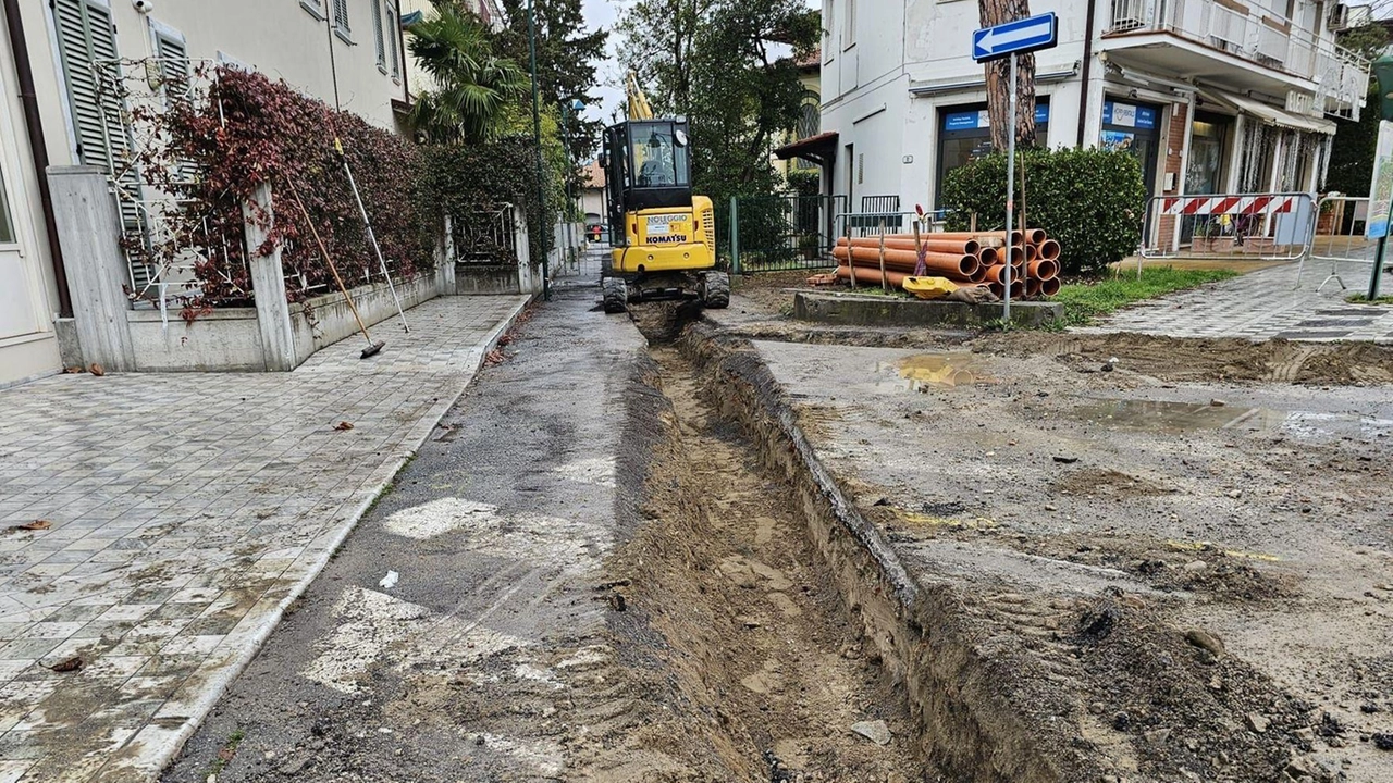 Il cantiere per la fognatura bianca interesserà nel dettaglio: via Castracani, via Savonarola e via Lorenzo de Medici nel tratto compreso. tra via Padre Ignazio da Carrara e via Volta Il cantiere per la fognatura bianca interesserà nel dettaglio: via Castracani, via Savonarola e via Lorenzo de Medici nel tratto compreso. tra via Padre Ignazio da Carrara e via Volta