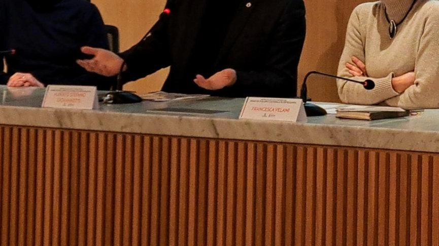 Il sindaco Alberto Giovannetti in mezzo ai due rappresentanti della Fondazione PromoPa Cristiano Casa e Francesca Velani Il sindaco Alberto Giovannetti in mezzo ai due rappresentanti della Fondazione PromoPa Cristiano Casa e Francesca Velani