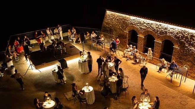 Giovani gestori della Terrazza al Nido dell’Aquila a Todi rispondono alle critiche dei residenti: sano divertimento e collaborazioni per promuovere il territorio, riducendo schiamazzi e migliorando la gestione dell'area. Giovani gestori della Terrazza al Nido dell’Aquila a Todi rispondono alle critiche dei residenti: sano divertimento e collaborazioni per promuovere il territorio, riducendo schiamazzi e migliorando la gestione dell'area.