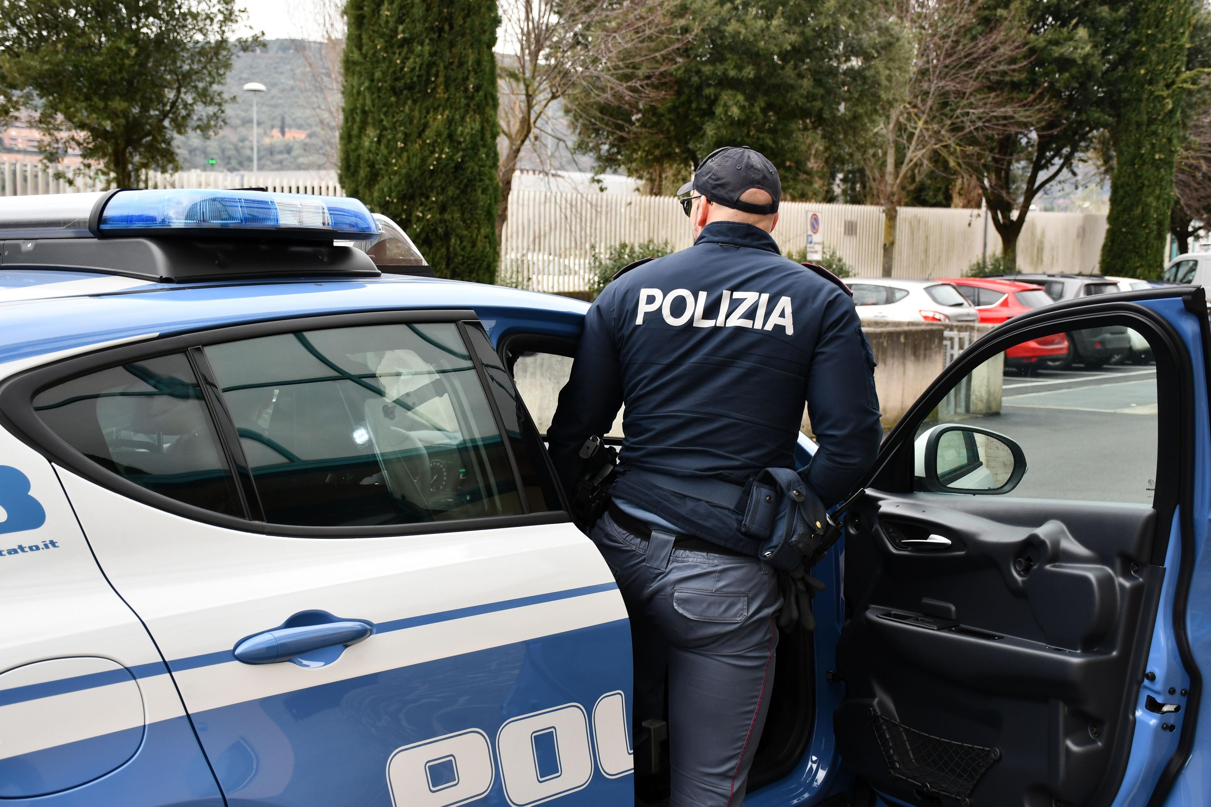 accerchiano un gruppo di coetanei e li derubano baby rapinatori arrestati