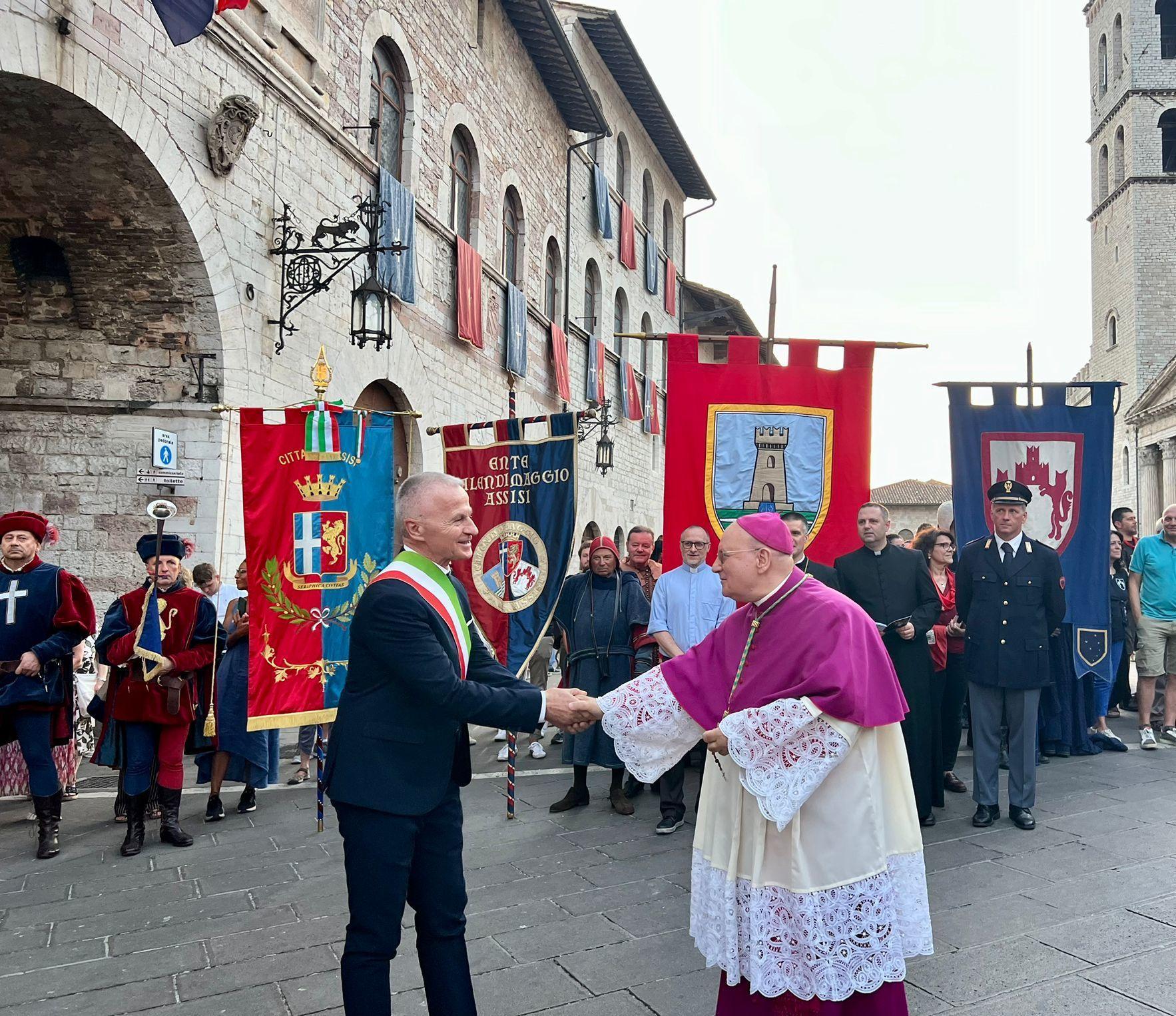https://www.lanazione.it/image-service/view/acePublic/alias/contentid/ODc5NjAwNTMtMWY2MC00/0/da-assisi-si-leva-lappello-per-la-pace-nel-mondo.jpeg