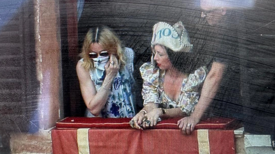 Madonna assiste al Palio (Foto Paolo Lazzeroni)