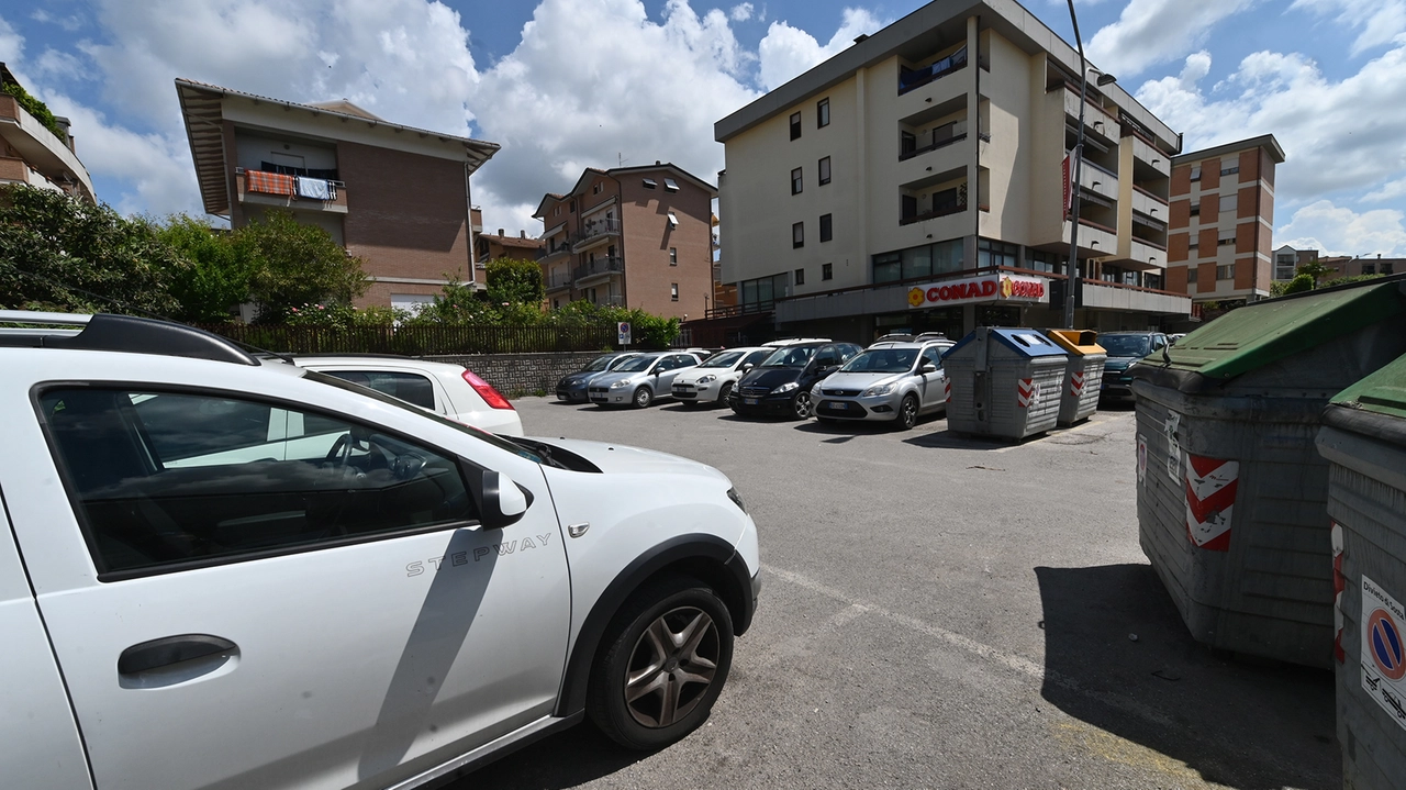 Le auto danneggiate nel parcheggio Le auto danneggiate nel parcheggio