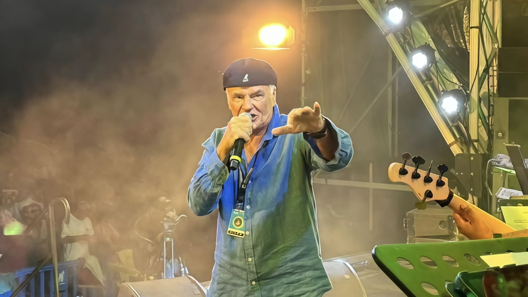 Rick Hutton durante l’ultimo concerto prima della tappa montaionese in programma martedì 13 agosto alle 21.30 nella suggestiva piazza Branchi Rick Hutton durante l’ultimo concerto prima della tappa montaionese in programma martedì 13 agosto alle 21.30 nella suggestiva piazza Branchi