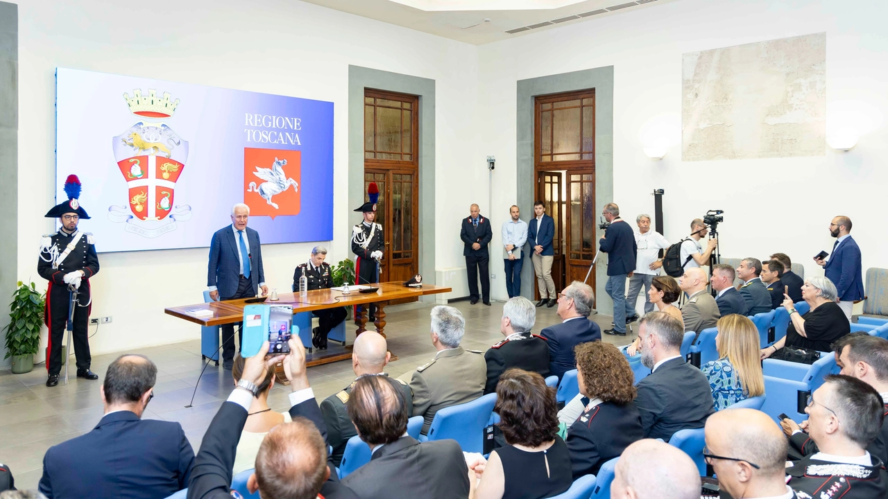 La cerimonia (foto New Press Photo)